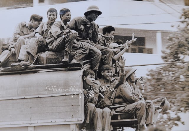 Các chiến sĩ Giải phóng quân vẫy tay chào nhân dân tại Sài Gòn 30/4/1975